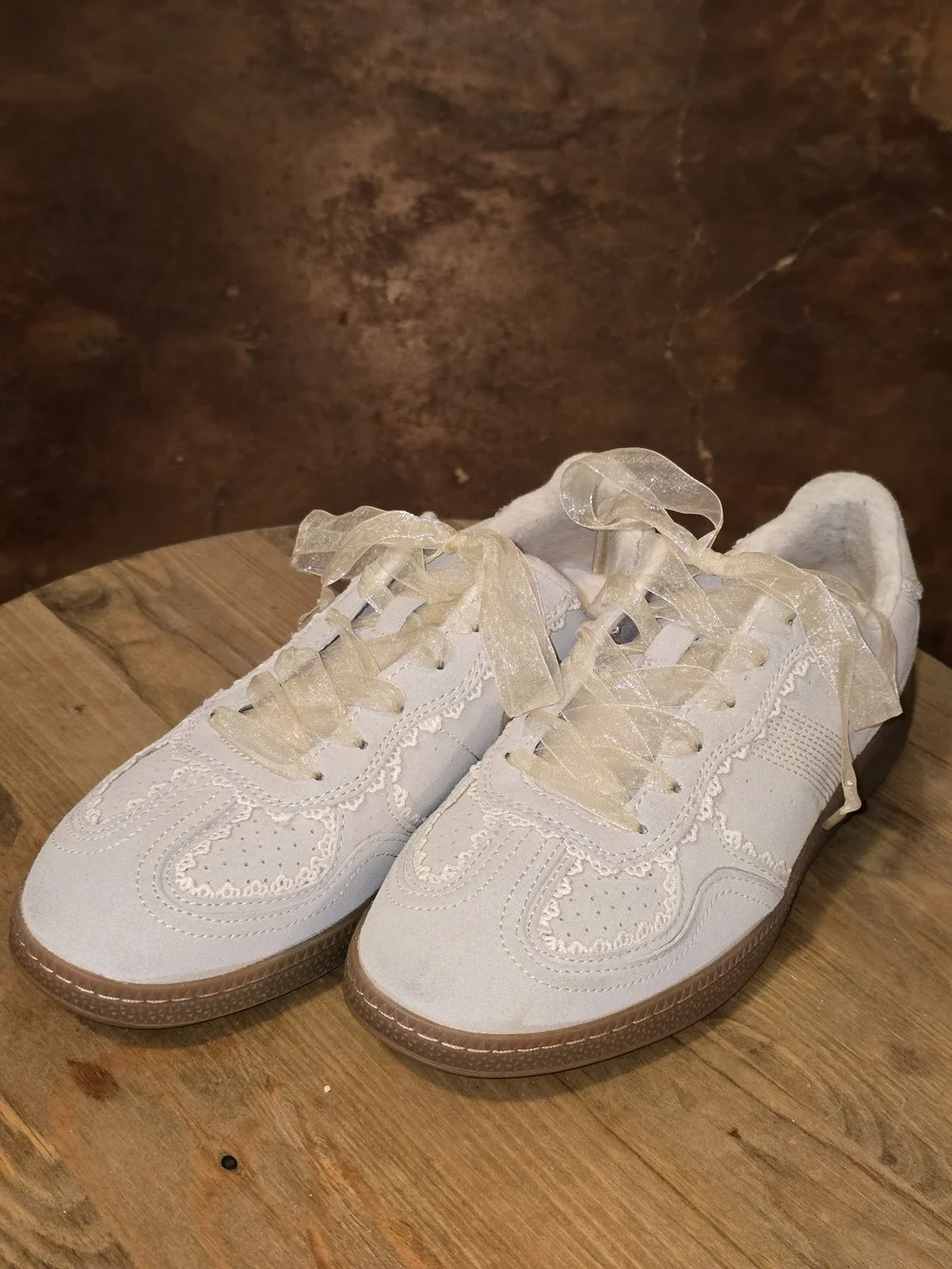 Cushionaire Belinda Beige Lace Trim Sneakers Ribbon Laces Women's Size 9